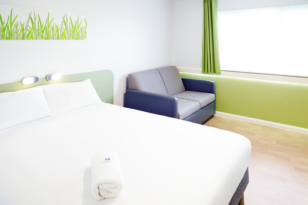 Warrington Motel, J20 M6 Lymm Services Room photo
